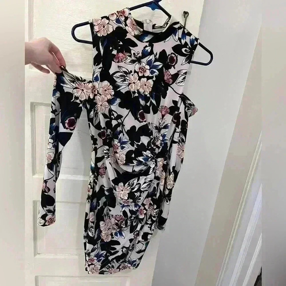 GUESS off the shoulder floral dress NWT brand new - Picture 1 of 8